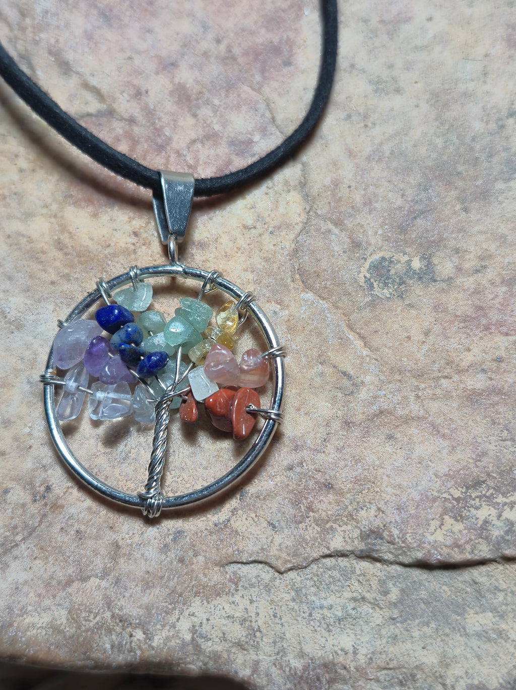 Colgante árbol de la vida con piedras chakras