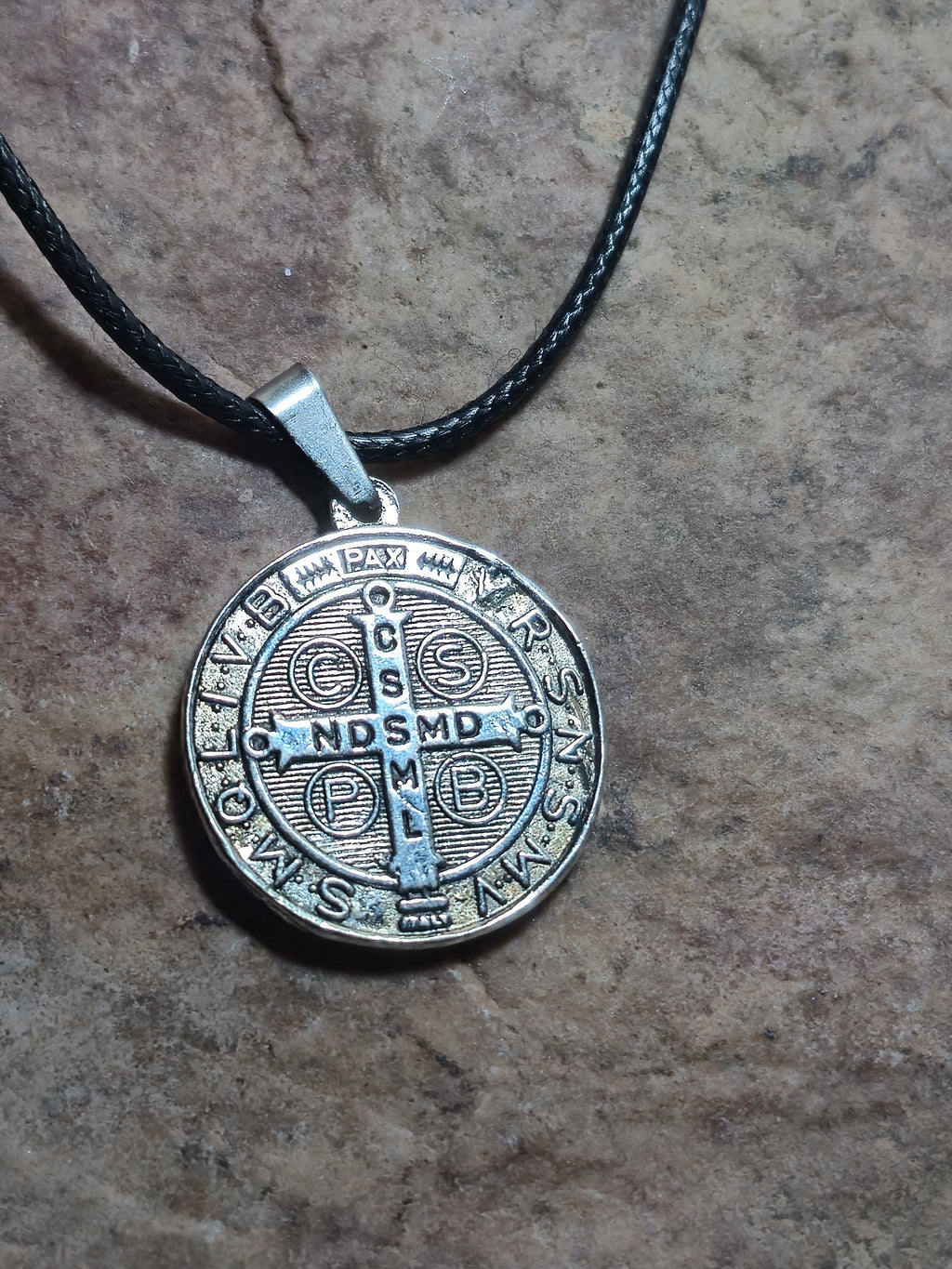 Colgante medalla de San Benito alineación