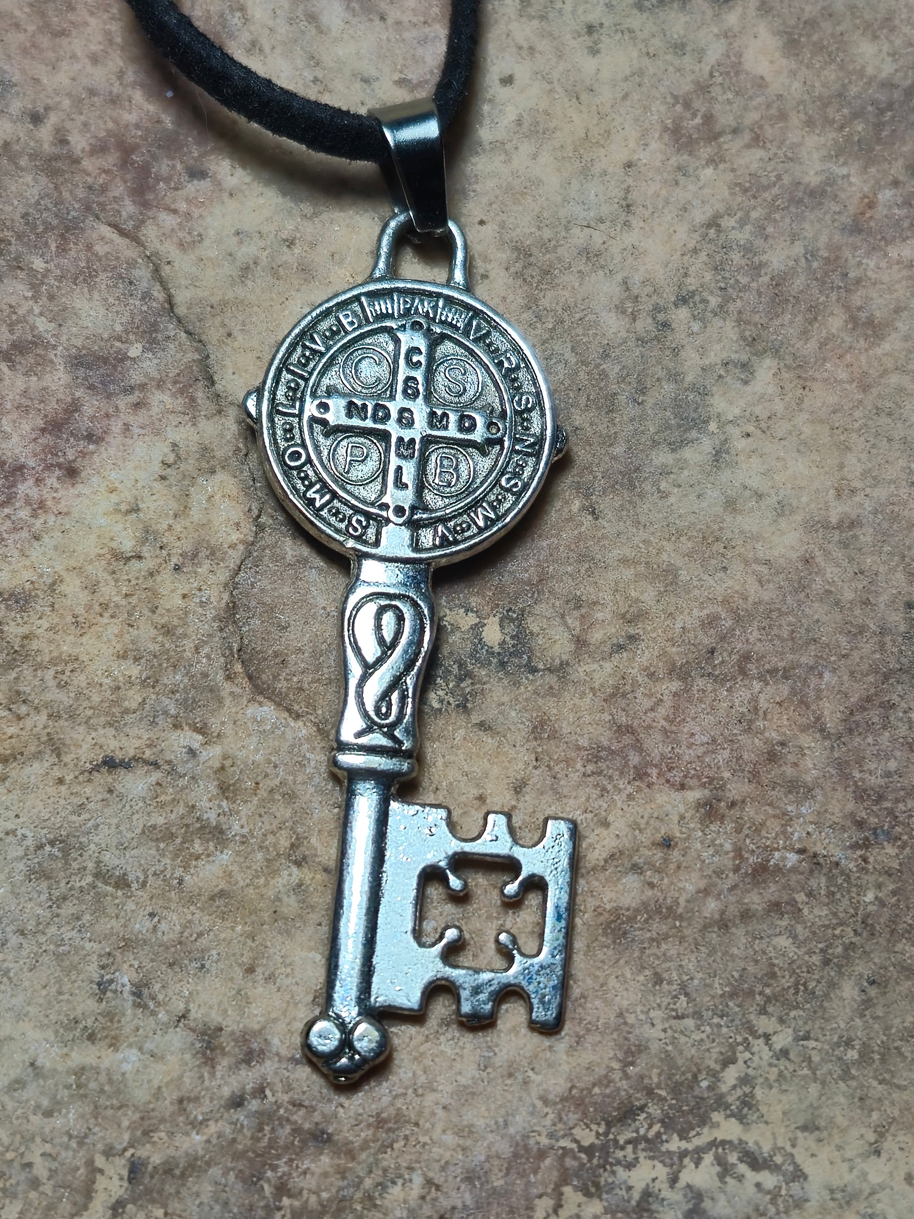 Colgante llave de San Benito modelo 2