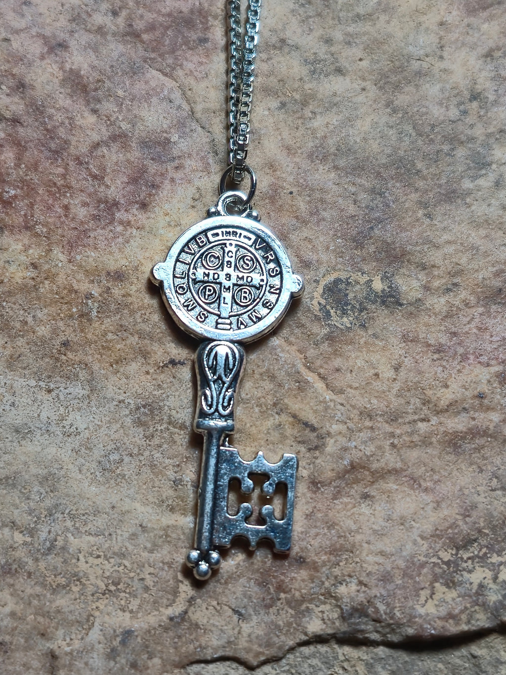 Colgante llave de San Benito