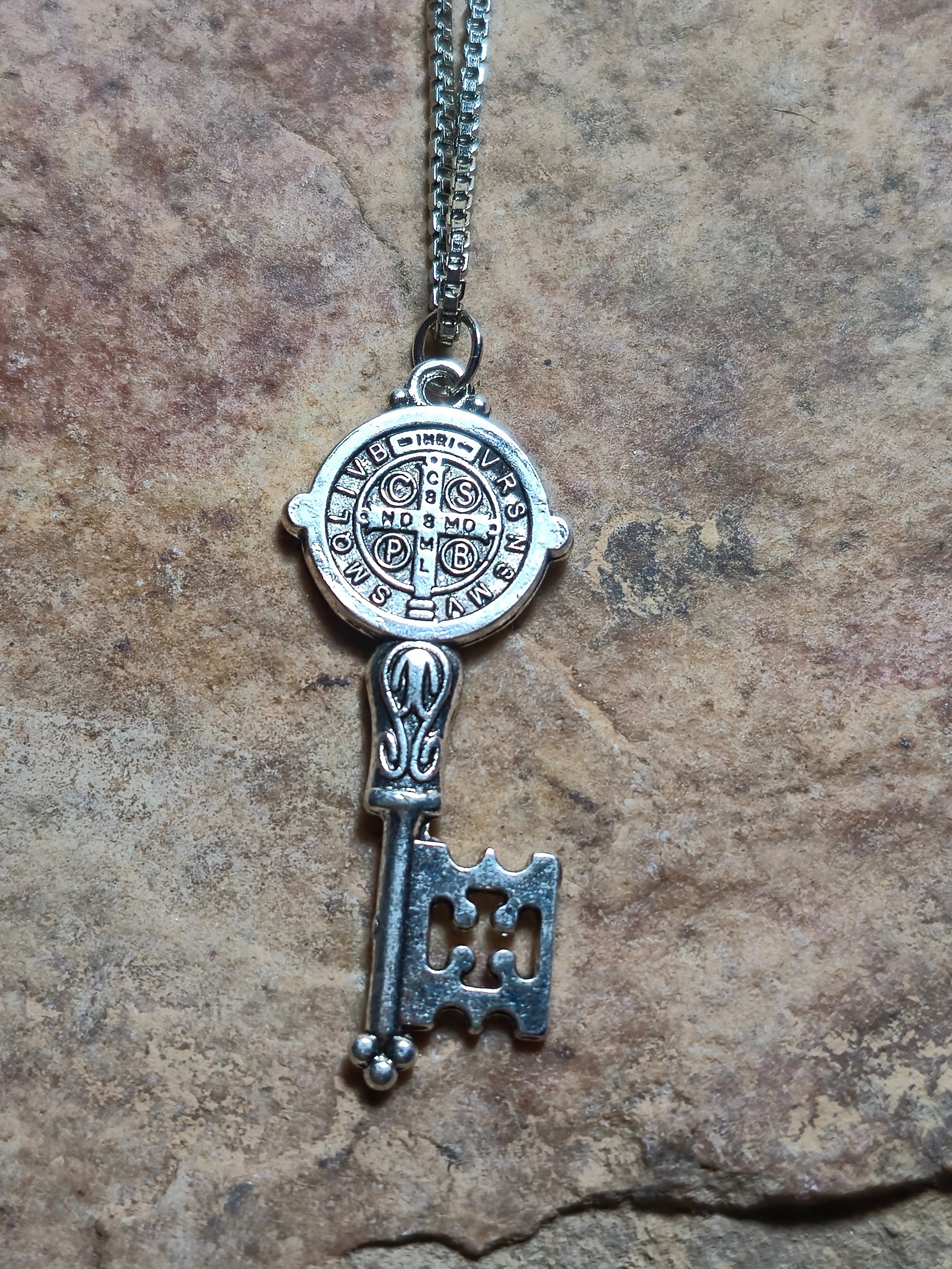 Colgante llave de San Benito