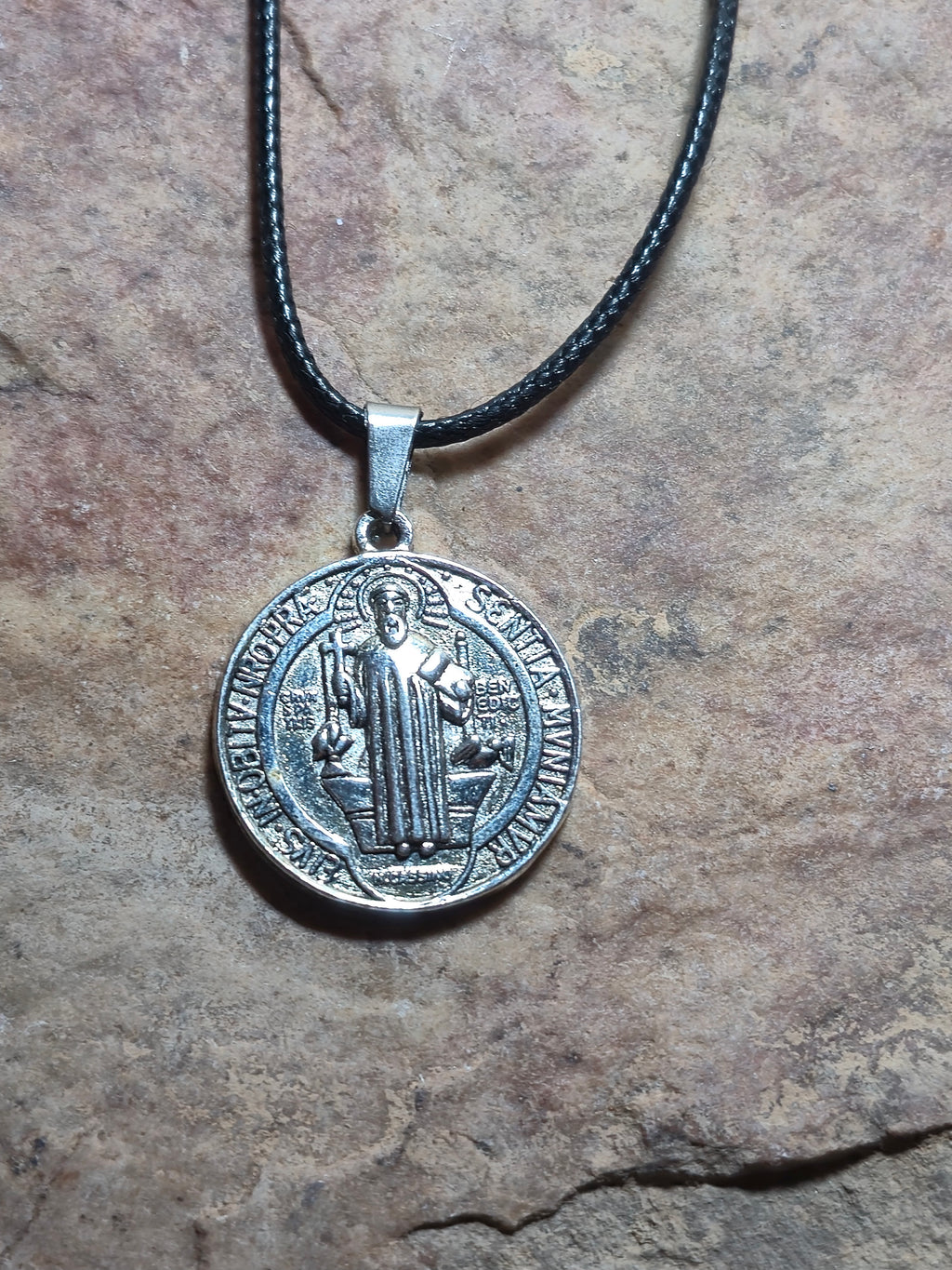 Colgante medalla de San Benito alineación