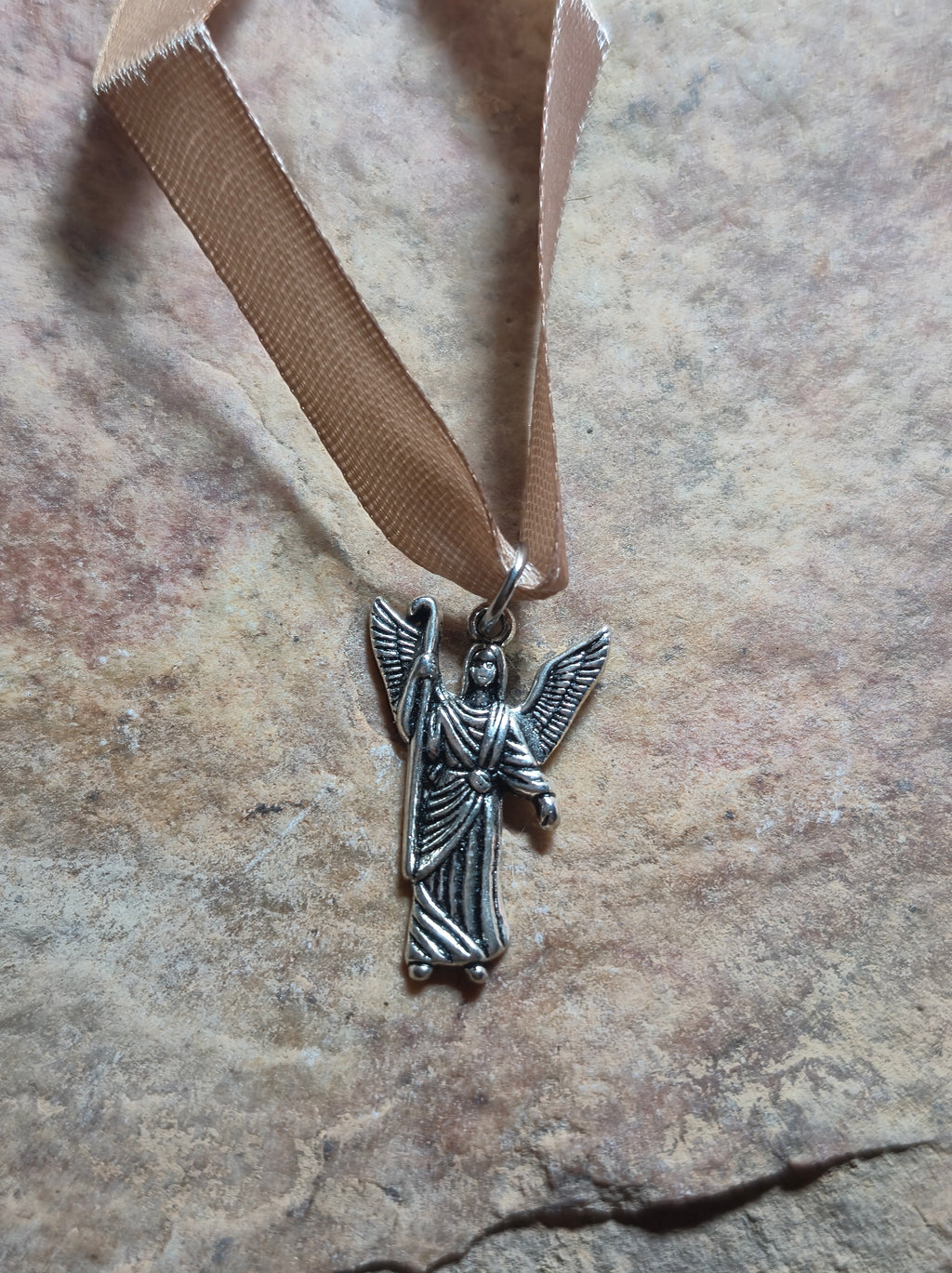 Pulsera o colgador San Rafael ( salud)