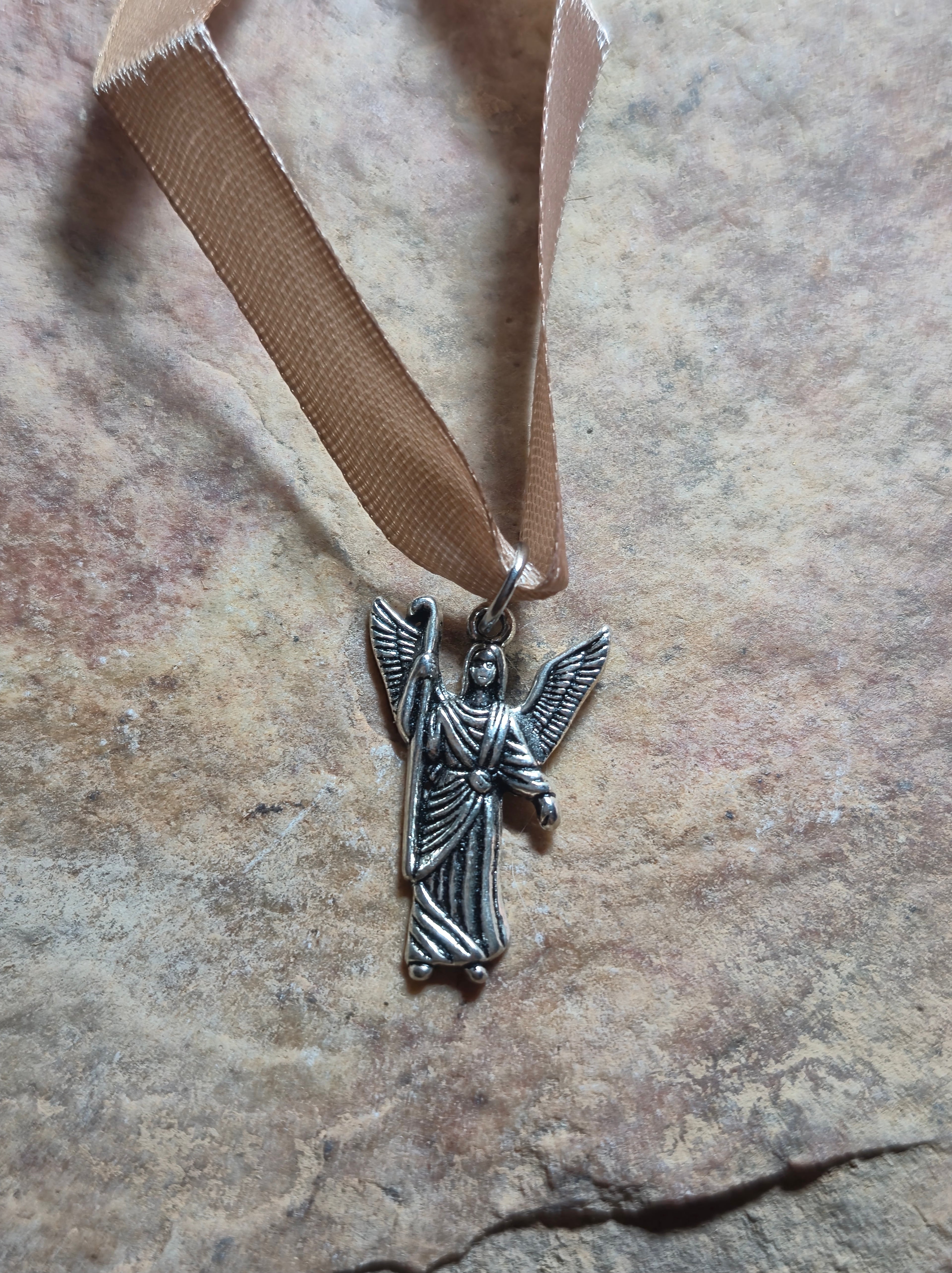 Pulsera o colgador San Rafael ( salud)