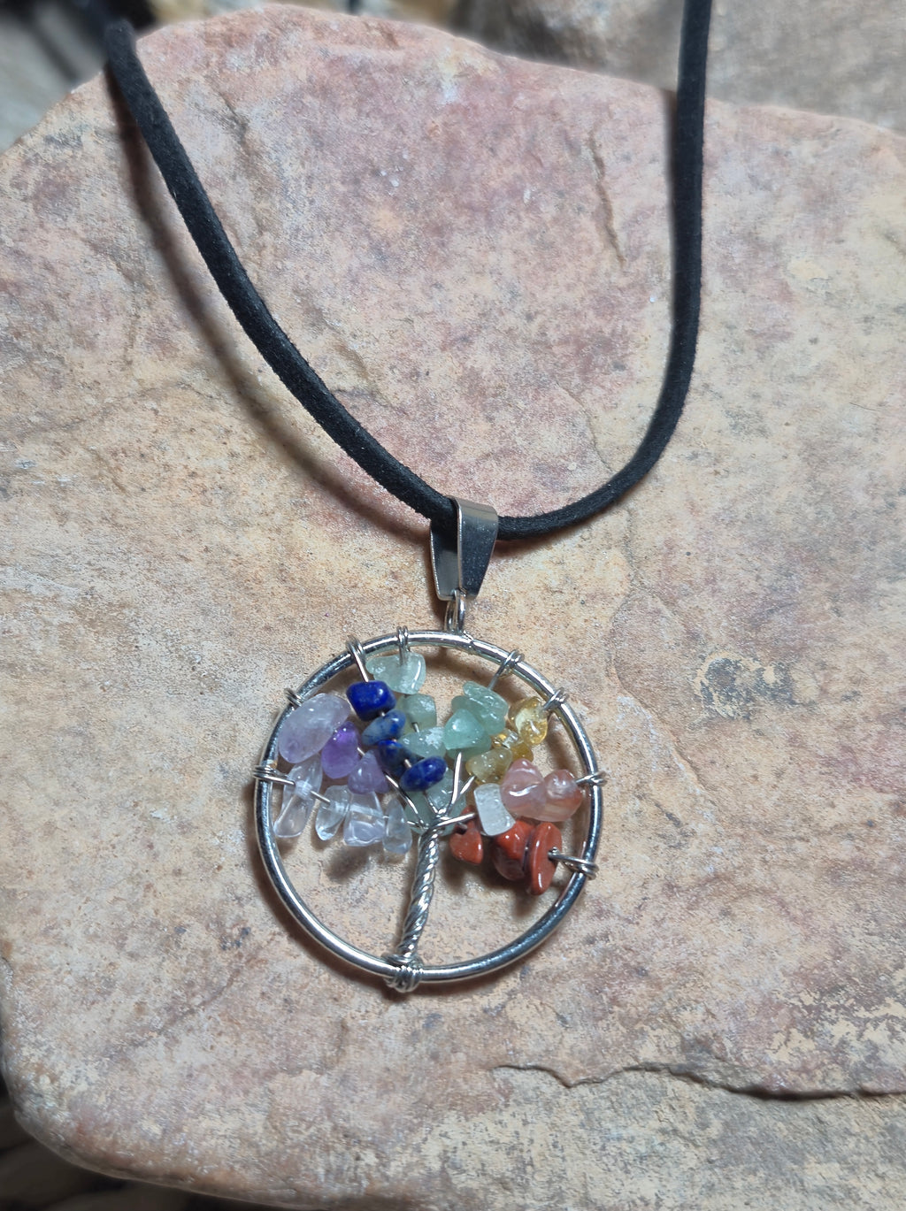 Colgante árbol de la vida con piedras chakras