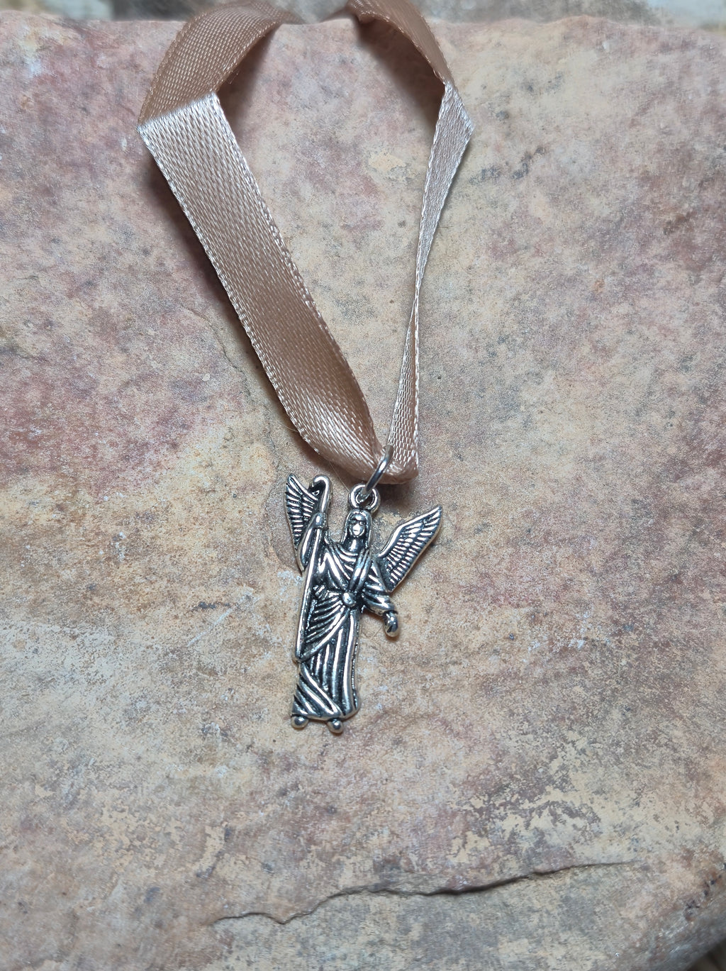 Pulsera o colgador San Rafael ( salud)