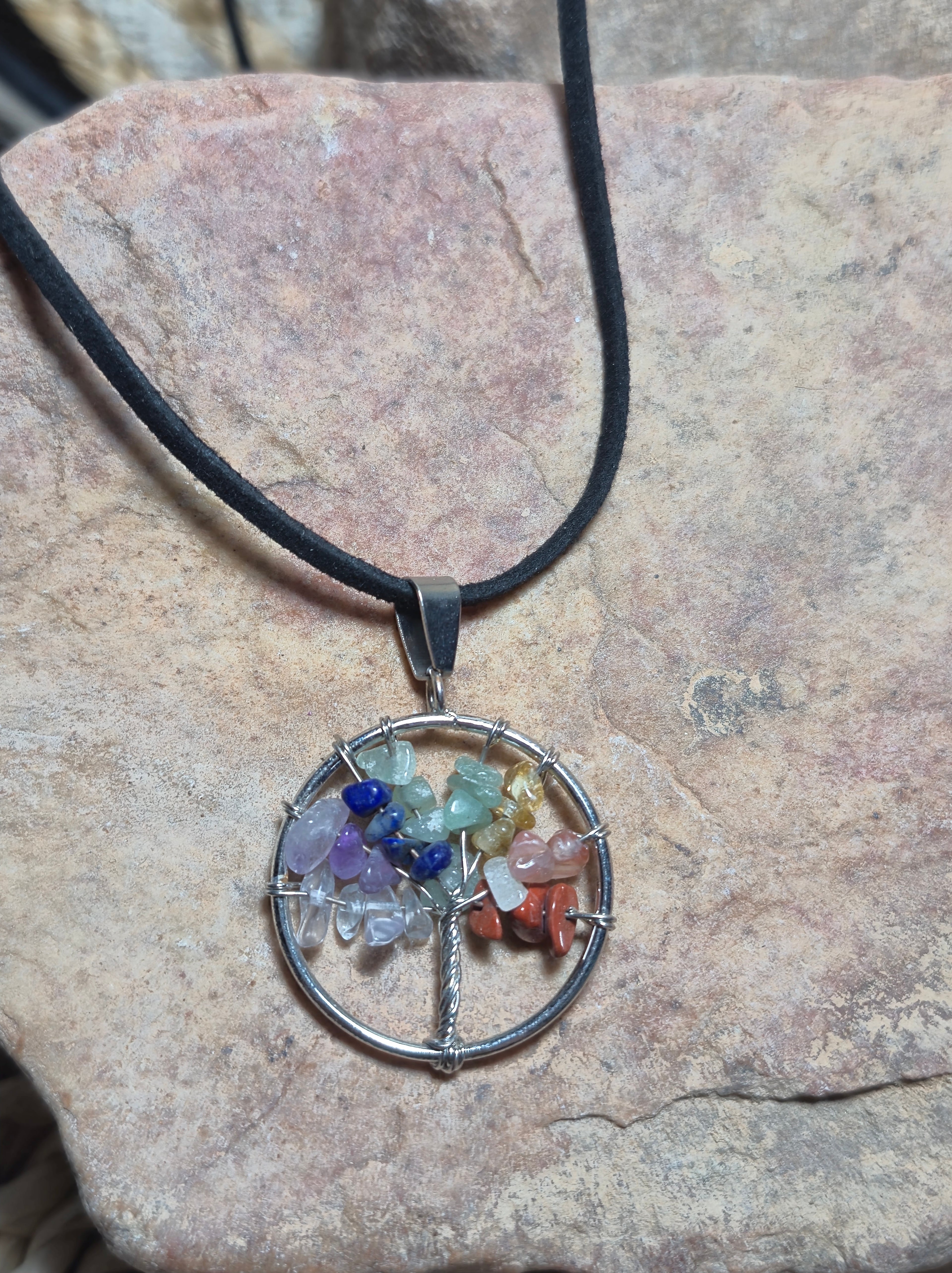 Colgante árbol de la vida con piedras chakras
